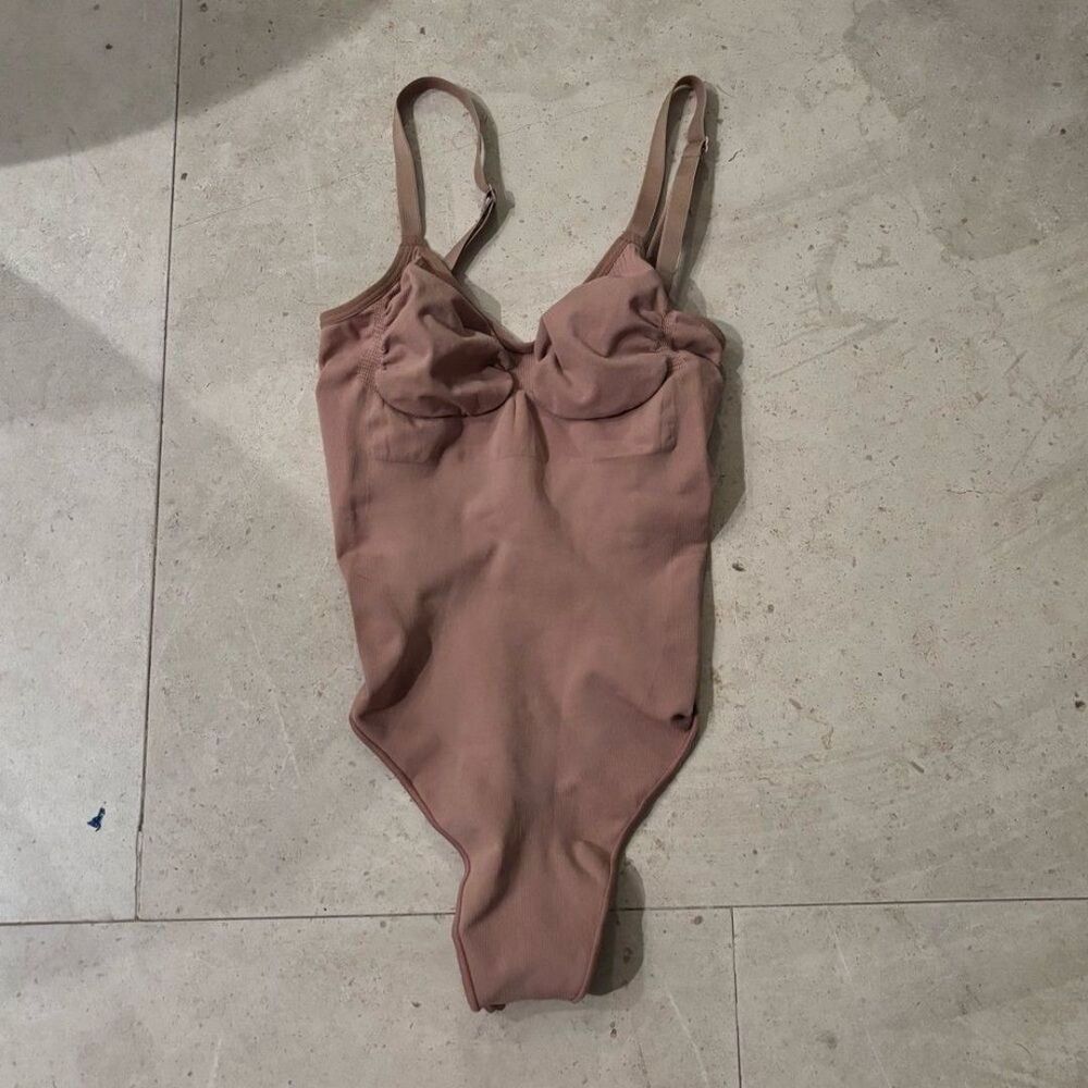SKIMS Seamless Sculpt Thong Bodysuit XXS Sienna Neutral Shapewear Sleeveless